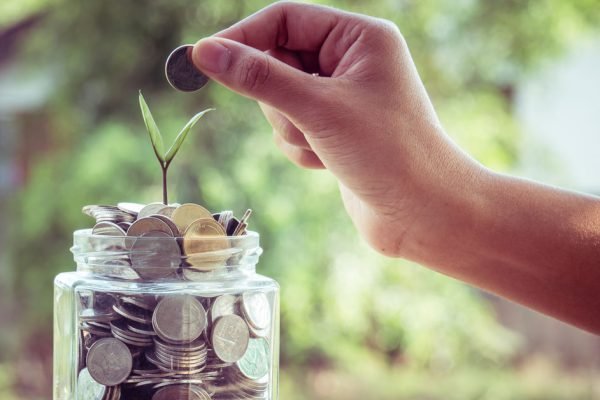 Потомственная ведьма рассказала, для чего всегда держать монеты на подоконнике