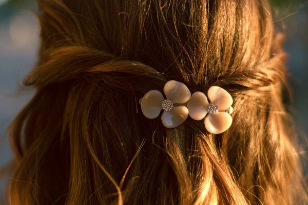 Почему заколки с жемчугом снова в моде