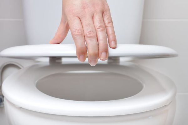 Бабушка учила меня всегда закрывать крышку унитаза, и дело тут даже не в гигиене