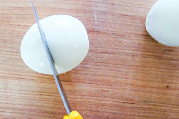 Стоит разрезать яйцо пополам, чтобы приготовить нечто чудесное к пасхальному торжеству!