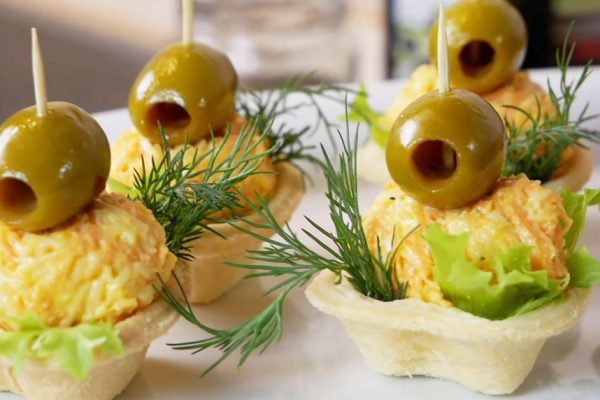 Закуска, которую цыганка ответственно готовит к шумному застолью