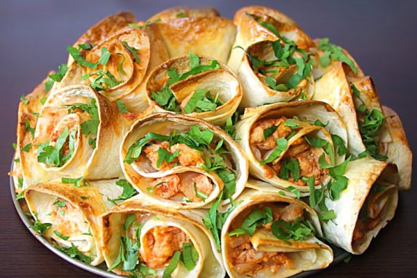 Рецепт закуски из лаваша с курицей и сыром