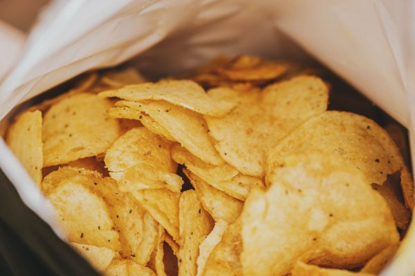 Мировая закуска из упаковки чипсов для ненасытных гостей