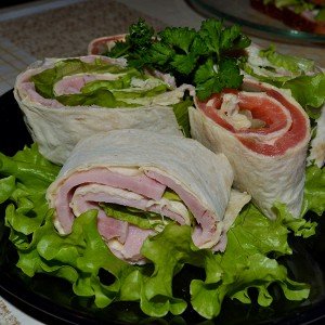 рулет с сыром, ветчиной и рыбой