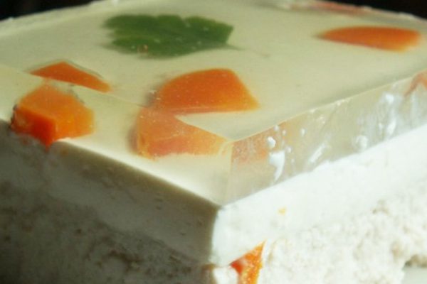 Молодая мать готовит заливное для родни супруга с двухмесячным ребенком на руках