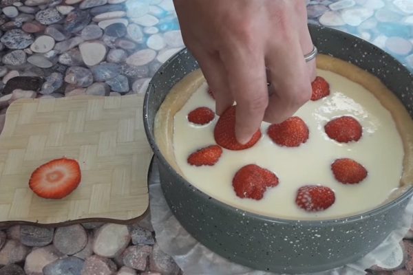 Заливной пирог с клубникой