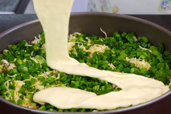 Беру 550 грамм фарша, заливаю жидким тестом, и мясной пирог практически готов