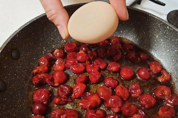 Будущая мама показала, как готовит мгновенный пирог из вишен на сковороде