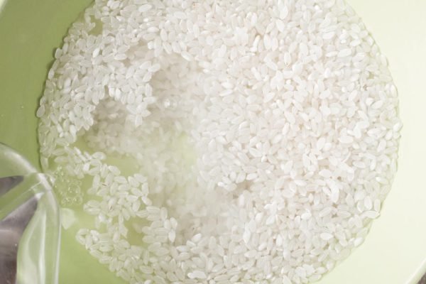 Для чего опытные хозяйки замачивают рис в соленой воде, только самым мудрым открывается эта хитрость