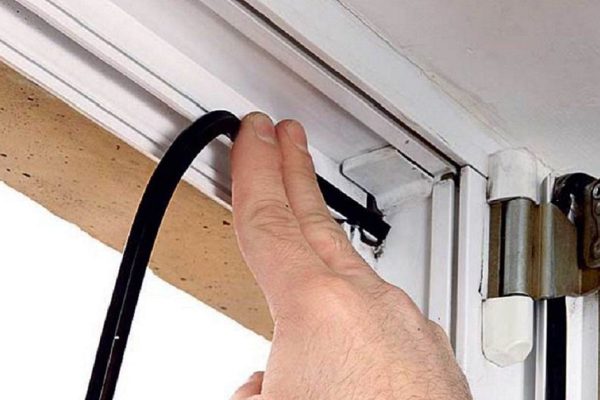 Он провернул этот простой трюк, чтобы избавиться от сквозняков! В доме тепло и уютно…