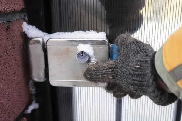 Ушлый нефтяник, который живет на Севере, показал, что делать, чтобы калитка и замок никогда не замерзали даже в лютые холода