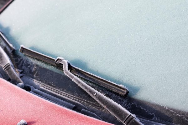 Перестал драить замерзшие окна машины по утрам, протираю их с вечера одним простым средством