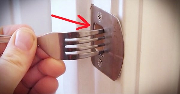 Это обычная вилка, но с помощью хитроумного трюка она может спасти твой дом от грабителей!