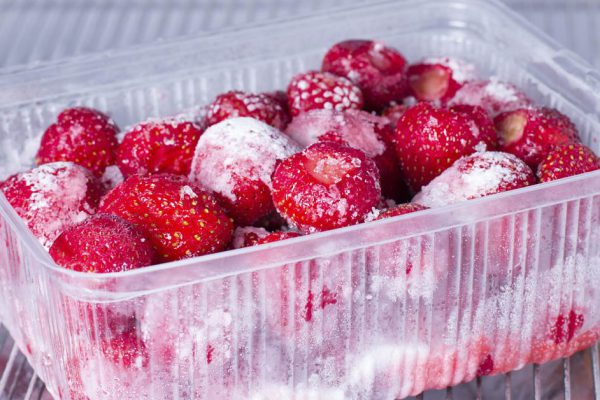 Раздавленная замороженная клубника вкуснее целой, начался сезон заморозки ягод на моей кухне