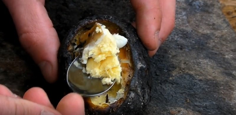 запеченное яйцо в картошке