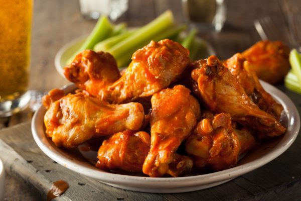 Гости от нетерпения ерзают за столом, через 30 минут их ждет мировое угощение