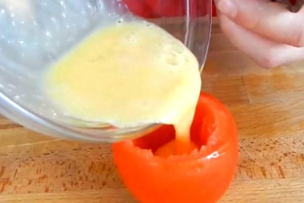 Она взбила яйцо и залила его в помидор… Сложно придумать завтрак проще и вкуснее!