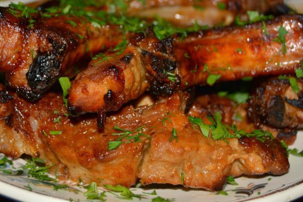 «Пьяные» свиные ребрышки, запеченные со сливами: от такой вкусноты не откажется никто!