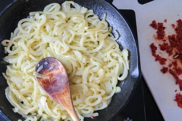 запеченные яйца в сковороде