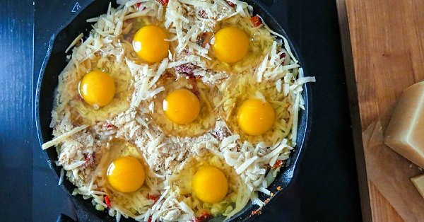 запеченные яйца в сковороде