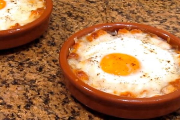 Знаменитый рецепт яиц по-наполеоновски! Очень нежное блюдо.