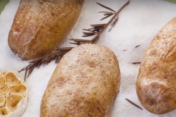 Как приготовить идеальный запеченный картофель: элементарный лайфхак для вкуснейшего блюда!