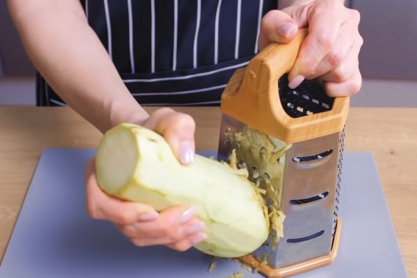 Хвостики от баклажанов целиком сушу на нитке, зимой добавляю в суп для грибного аромата