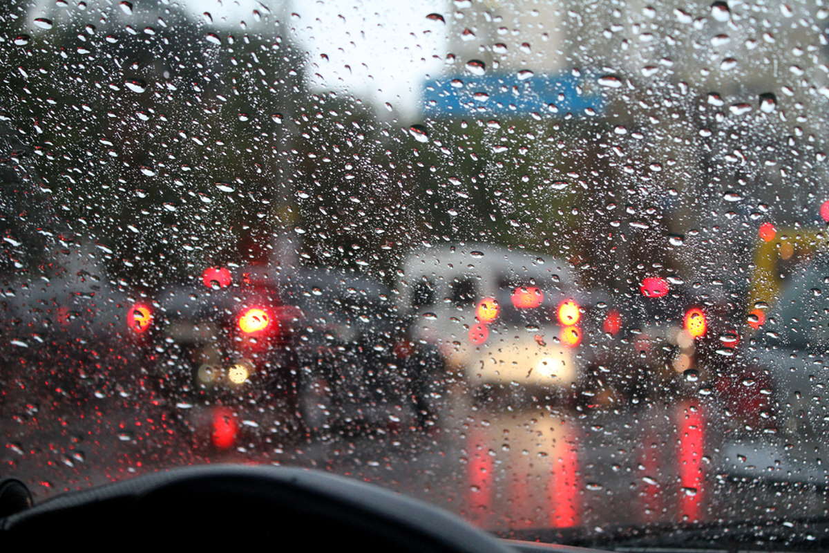 Фото с окна машины в дождь