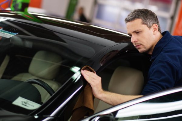 Почему во время дождя запотевают стекла в автомобиле