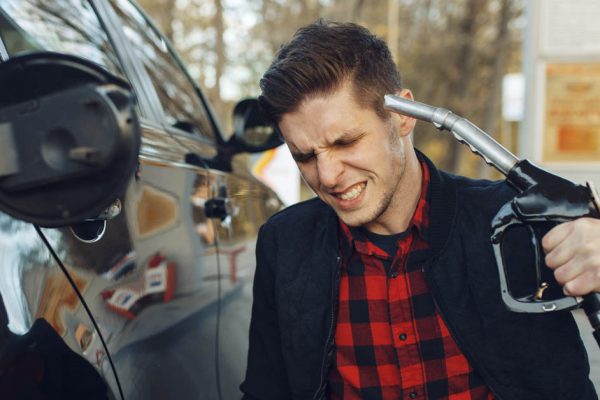 Когда стабилизируется ситуация с горючим в Украине, водители изнывают в очереди за бензином