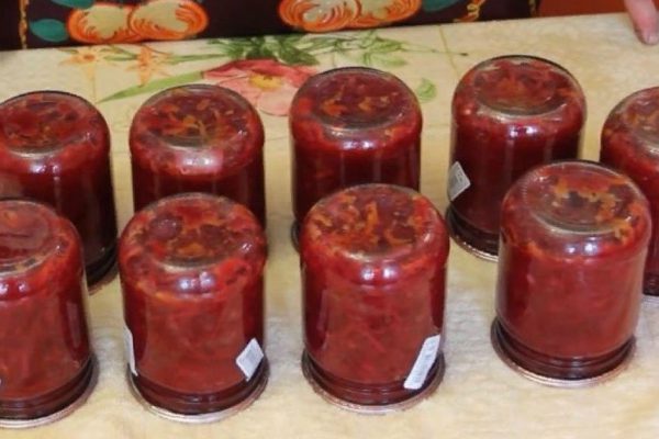 Лихо разливаю заправку для борща по банкам, борщ зимой варю через день