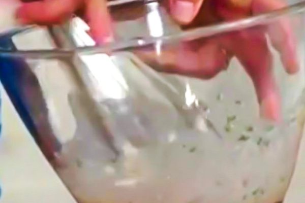 Как приготовить лучшую заправку для любого салата. Бесценный рецепт!