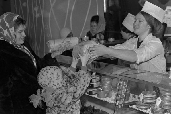 Правда ли, что советским гражданам хватало денег на всё от зарплаты до зарплаты