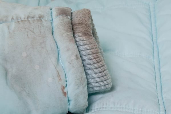 Подслушала разговор женщин в очереди и узнала, как почистить засаленные рукава пуховика без стирки