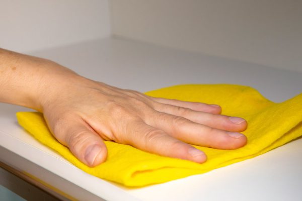 Ушлые французы давно узнали способ защиты от пыли на месяцы, никто не намывает мебель в дорогих отелях каждый день