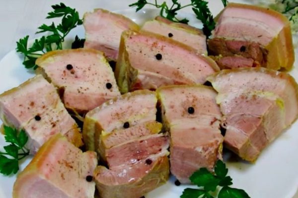 Из деревни передали домашнего сала, к вечеру уже засолила, гости на правильном питании поедали его с хлебом