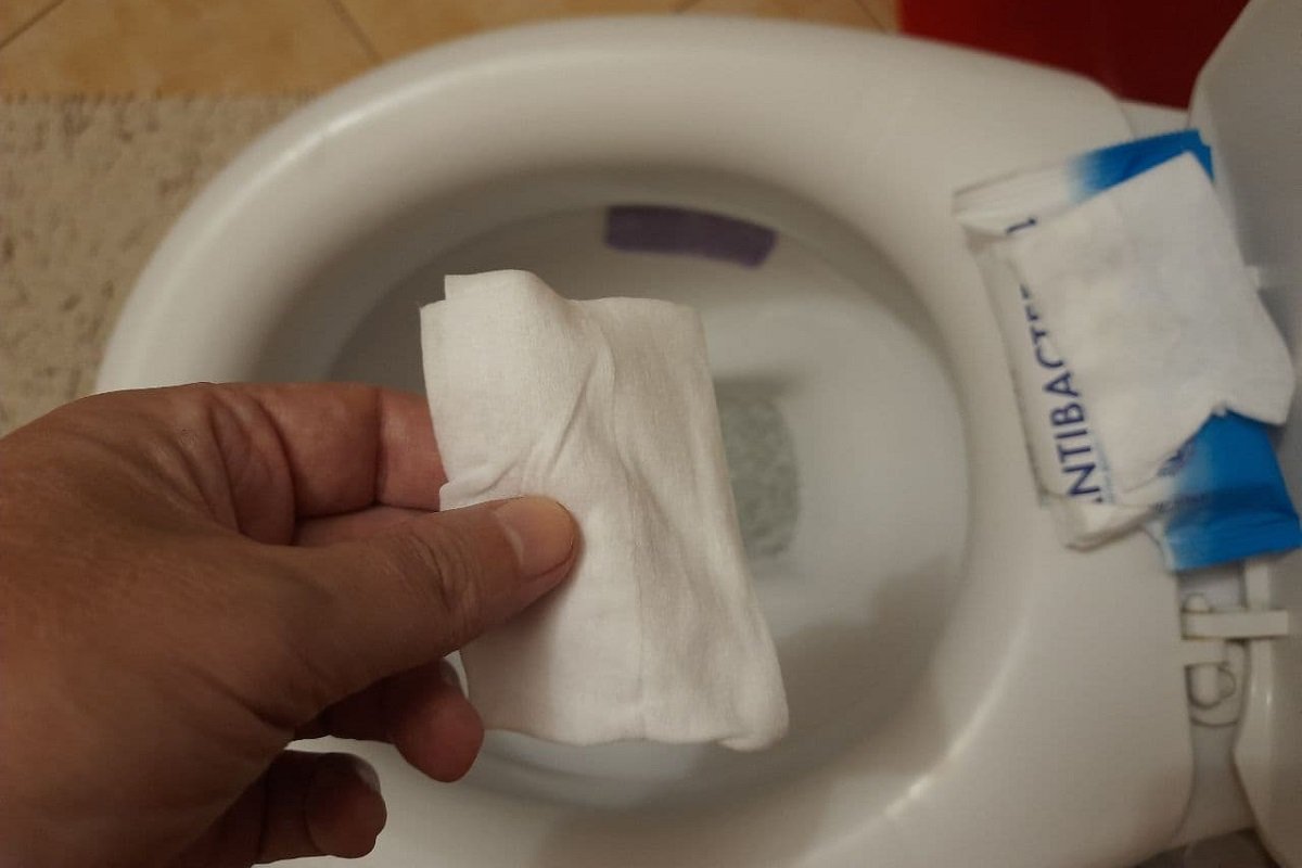 Можно ли смывать в унитаз туалетную бумагу. Салфетки для унитаза.