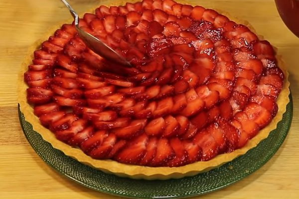 Устроила летний фуршет во дворе частного дома, вся территория пахнет заварным кремом и клубникой