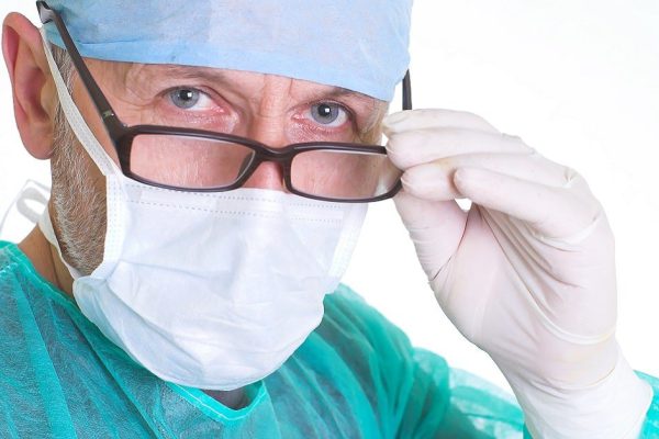 Негодяи вломились в дом зажиточного хирурга, но их ожидал ошеломляющий сюрприз