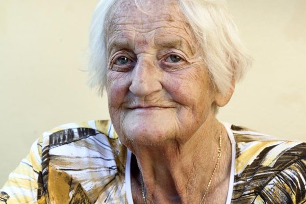 Раскаивается ли женщина в свои девяносто, что решила отказаться от рождения детей в молодости