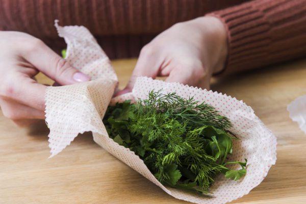 Что сделать со стеблями зелени, если выбросить рука не поднимается