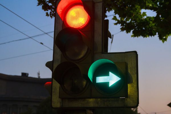 Недавно поспорили с мужем, можно ли стоять под зеленую стрелку на светофоре, если нужно ехать прямо