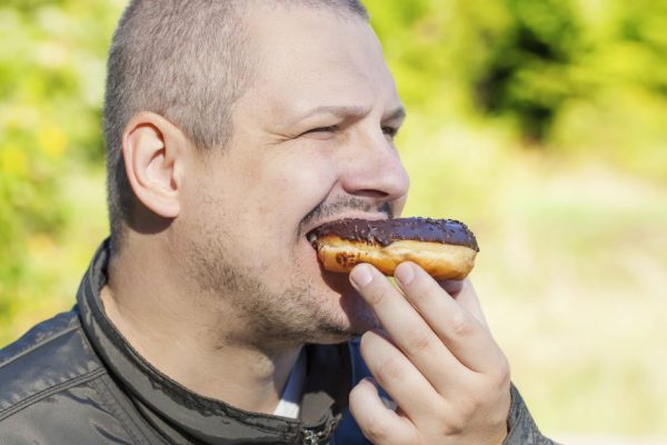 Что ответить ухажеру, который угощает сладостями, а потом требует их обратно