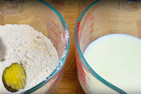 Он обмакнул соленый огурец в молоко, а затем в муку, чтобы нажарить целую гору хрустящей закуски!