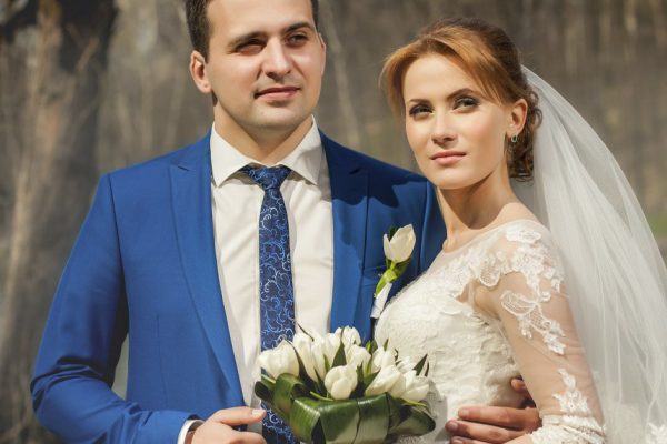 Официантка пожалела хмельного посетителя, который уснул на лавочке возле бара, а через месяц стала женой миллионера