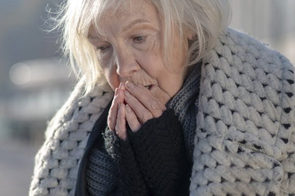 Вечером овдовевшая мать подписала документы, а утром сын выставил ее за дверь