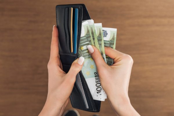 После переезда было сложно с деньгами, потому я решила ехать за границу, но вскоре пожалела об этом