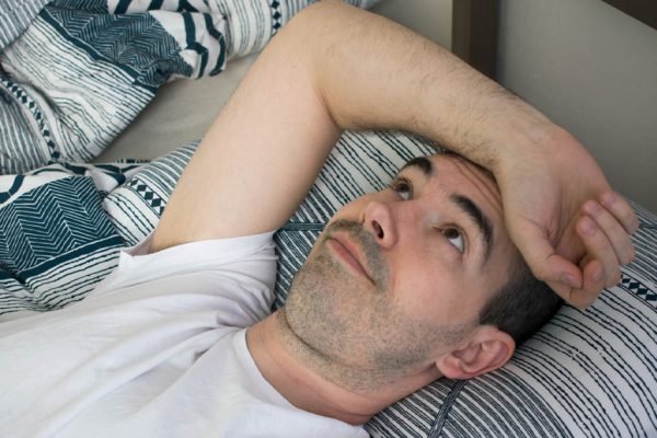 Мужчина никак не мог уснуть и всё думал о том, как уйти от женщины, которая храпит рядом с ним