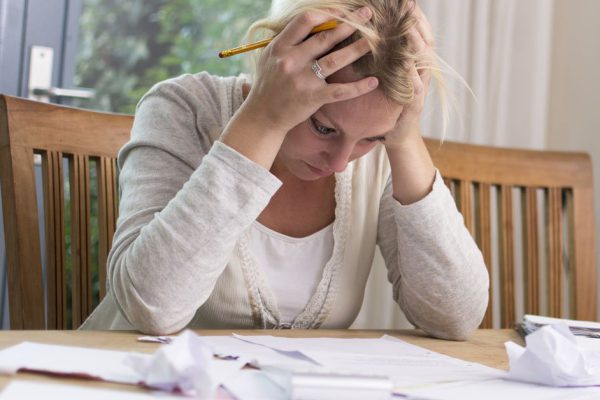 Зачем наши женщины выплачивают кредиты мужей и отдают их долги, забывая о собственном благополучии