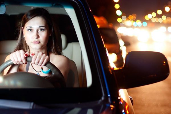 Когда на заднее сиденье сел муж с какой-то дамочкой, многодетная мать ночью надела солнечные очки